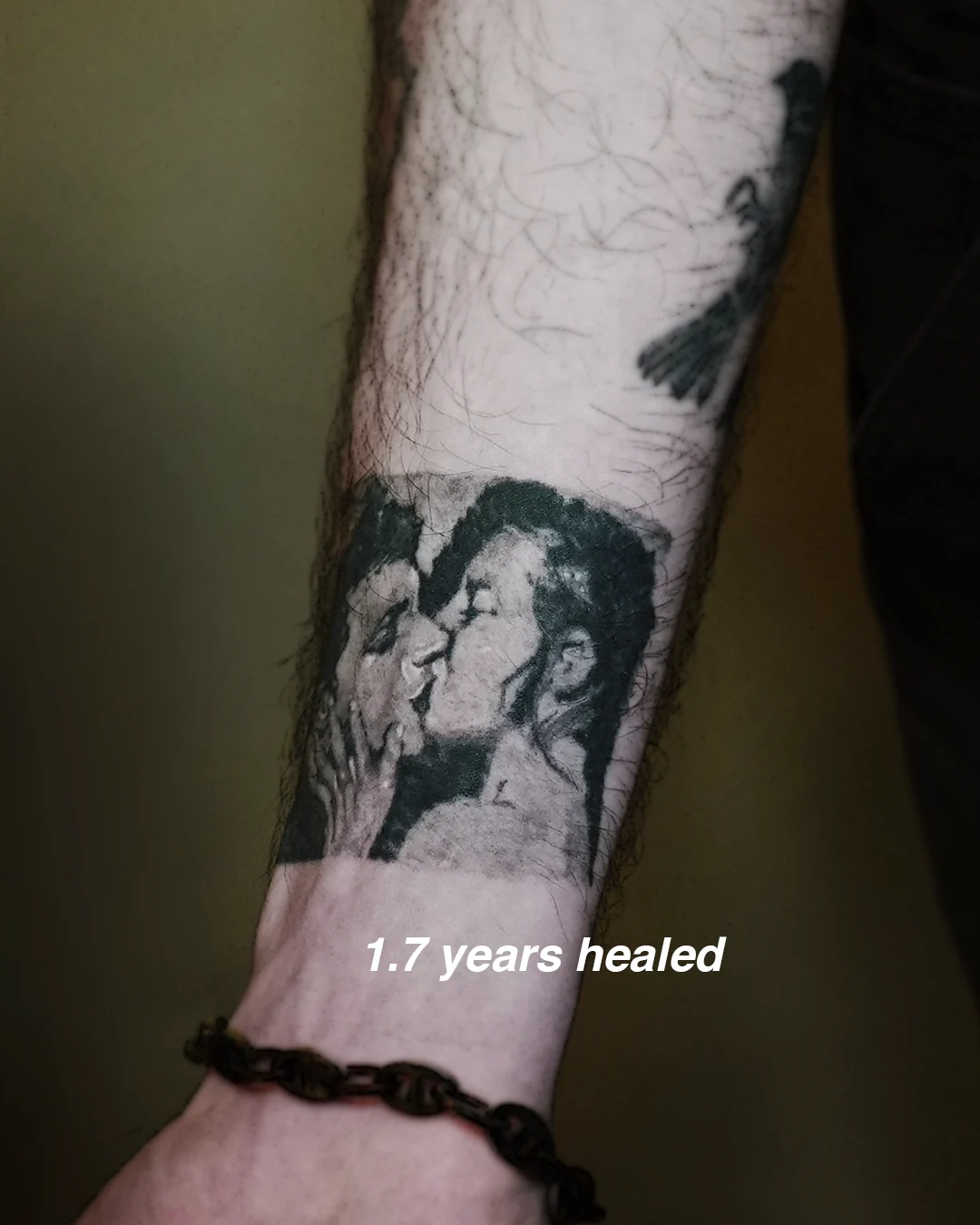Closer view of the kissing-couple realism tattoo, healed