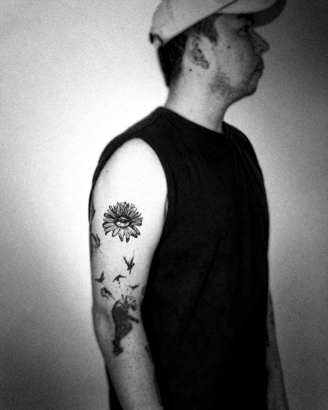 The daisy-eye tattoo photographed on the body